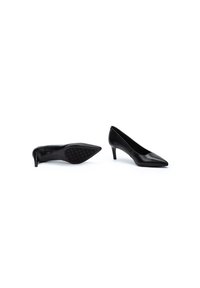 Zapatos de tacón alto de charol negro con punta afilada y tacón de aguja de 3 pulgadas. La suela cuenta con un patrón de agarre texturizado para mayor tracción.
