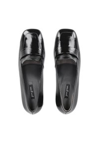 Mocassins en cuir verni noir avec un bout carré, dotés d'une lanière avant et de bords arrondis, texture lisse et semelles intérieures rembourrées.