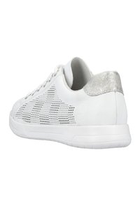 Valkoinen reikillä varustettu lenkkari, jossa on teksturoitu pinta, litteät nauhat ja metallinhohtoinen hopeinen kantapään yksityiskohta. Kumipohja, joka on minimalistinen muotoilultaan.