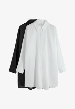 Két hosszú ujjú galléros ing, egy fehér elöl és egy fekete hátul, fehér háttérrel.