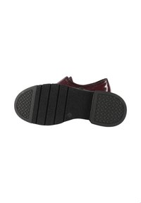 Suola di una scarpa bordeaux con una finitura liscia e lucida, caratterizzata da una suola in gomma nera testurizzata con scanalature orizzontali per una migliore aderenza.