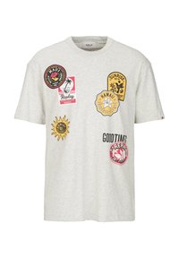 Lysegrå bomulds t-shirt med forskellige farverige lapper, herunder sole, blomster og tekst, med rund halsudskæring og afslappet pasform.