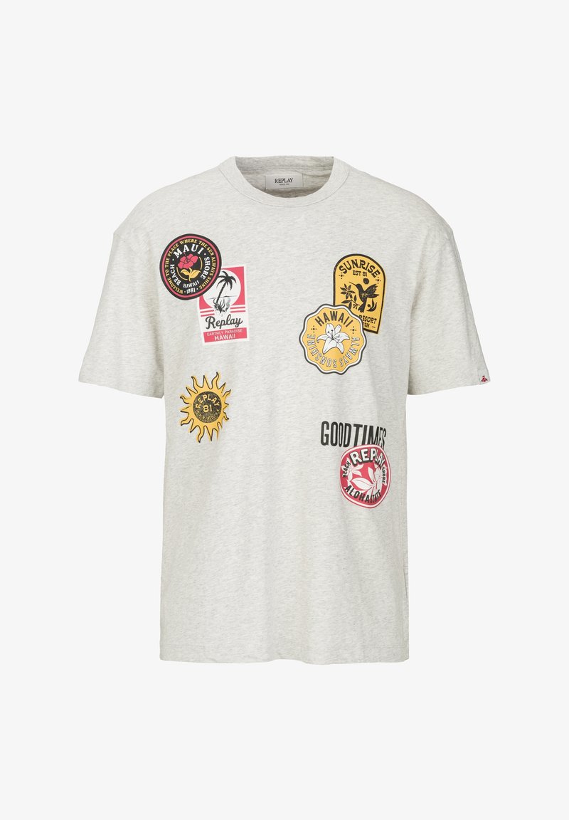 Lysegrå bomulds t-shirt med forskellige farverige lapper, herunder sole, blomster og tekst, med rund halsudskæring og afslappet pasform.