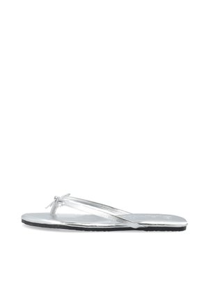 Sandalo piatto argentato con sottili cinturini e un piccolo fiocco sulla parte superiore, con suola nera.