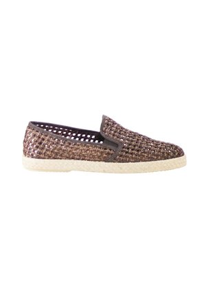 Zapato marrón tejido tipo "slip-on" con suela beige texturizada, diseño de tejido abierto para transpirabilidad, tacón plano y puntera redondeada.
