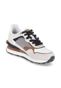 Baskets de sport pour homme en blanc, gris, noir et marron avec mesh, panneaux en daim et lacets noirs sur fond blanc.