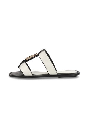 Sandalias de diapositivas en blanco y negro con dos correas anchas, con un acento de hebilla dorada. Suela de goma plana, textura suave y diseño minimalista.