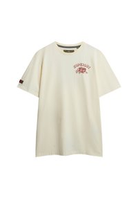 Camiseta de manga corta color blanco roto con texto rojo "SUPERDRY" y gráfico de una camioneta vintage en el pecho, y parche de la marca en la manga izquierda.
