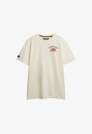 Off-white T-shirt met korte mouwen met rode "SUPERDRY" tekst en een vintage truck grafiek op de borst en een merkembleem op de linkermouw.