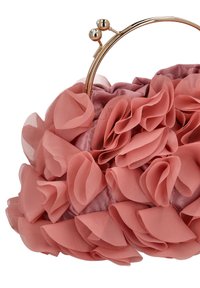 Rózsaszín borítéktáska réteges fodros anyaggal, fém kerettel, tetején díszes golyókkal, sima textúrával és lágy sziluettel.