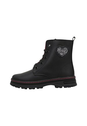 Botín negro con cordones hasta el tobillo, suela texturizada, costuras rosas y un parche con forma de corazón negro brillante en el lado exterior.