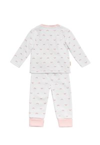 Conjunto de pijama blanco de manga larga, con un patrón repetido de pequeñas medias lunas rosas. Tela suave con puños rosas en las mangas y los tobillos.