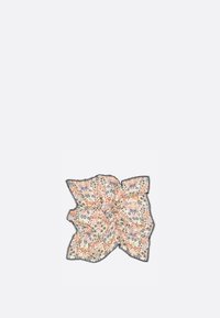 Pañuelo de seda con estampado floral en un suave color crema con motivos coloridos. Con un delicado borde oscuro, presenta una textura arrugada.