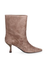 Beige suède enkelboot met spitse neus en slanke kittenhak, tot halverwege het kalf, met een gladde textuur en zonder zichtbare sluitingen.