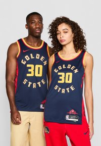 Magliette dei Golden State Warriors in blu navy con dettagli rossi, caratterizzate da grandi numeri dorati "30" e lettere in grassetto, realizzate in un tessuto traspirante.