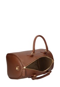 Borsa da viaggio in pelle marrone con due manici corti, accessori in oro e apertura con cerniera; presenta una texture liscia e una forma arrotondata.