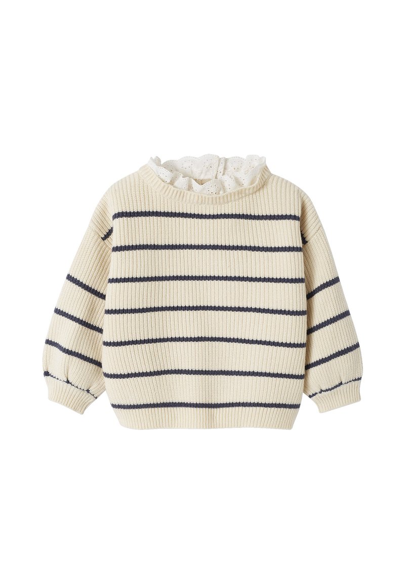 Cremfarbener Strickpullover mit marineblauen horizontalen Streifen und einem weißen Spitzenrüschkragen auf einem weißen Hintergrund.