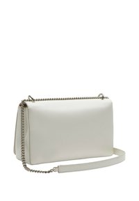 Borsa a tracolla in pelle bianca con tracolla in catena argentata e design liscio e strutturato. Presenta una chiusura con zip e una base piatta per la stabilità.