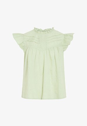 Blouse vert clair à manches courtes avec col à volants, bordure en dentelle, plis cousus sur le devant et manches volantées, présentée sur fond blanc.