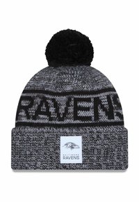 Berretto lavorato a maglia nero e grigio con pon-pon, presenta il testo "RAVENS" e un'etichetta con il logo dei Baltimore Ravens sul risvolto.