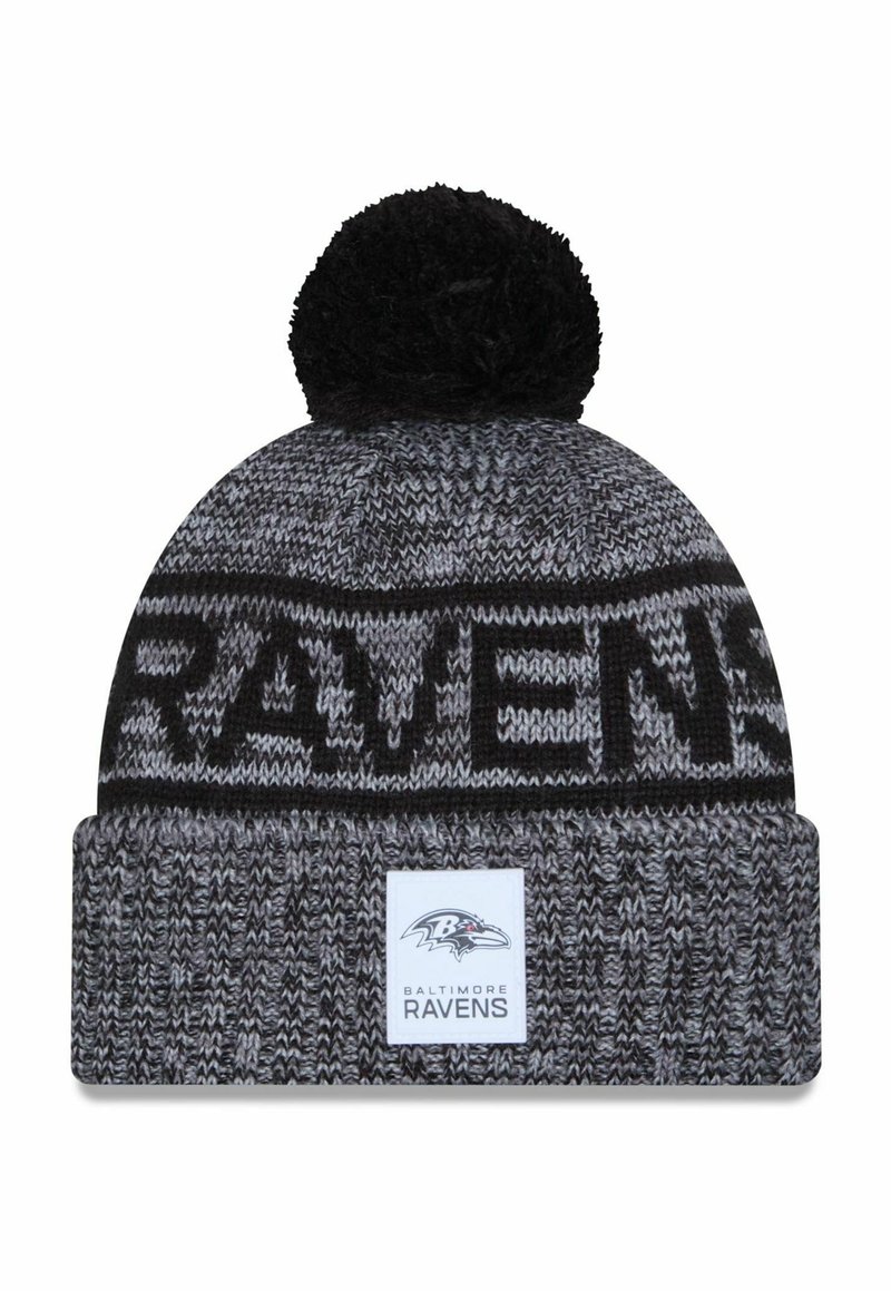 Berretto lavorato a maglia nero e grigio con pon-pon, presenta il testo "RAVENS" e un'etichetta con il logo dei Baltimore Ravens sul risvolto.