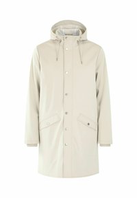 Chaqueta impermeable de color beige claro con capucha, cierre frontal a presión, dos bolsillos laterales y puños acanalados. Textura suave, diseño de longitud media.