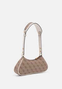 Brązowa torebka w wzory o zaokrąglonym kształcie, z białymi skórzanymi akcentami i zapięciem w odcieniu złota. Posiada dekoracyjny pasek na ramię z ćwiekami.