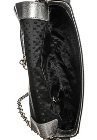 Svart handväska med en strukturerad utsida, kedjestrand och en interiörfoder med ett subtilt logomönster. Inuti finns flera fack.