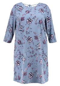 Vestido floral azul claro con escote redondo, mangas tres cuartos y corte holgado. La tela tiene una textura suave con acentos en rosa y morado.