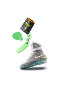 Zapatilla alta gris de Nike con suela texturizada, que presenta un acento translúcido de colores brillantes y plantillas verdes en su embalaje.