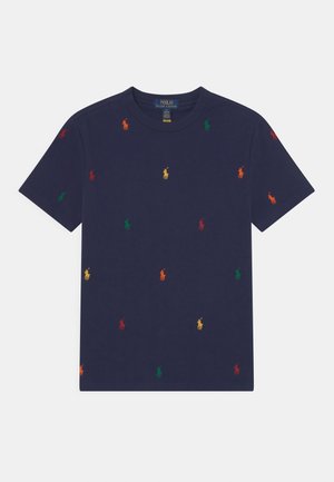 Camiseta de algodón azul marino con logotipos de polo bordados en varios colores, rojo, amarillo, verde y naranja, con un diseño estándar de cuello redondo.