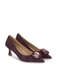 Escarpins en daim violet à bout pointu, ornés de grandes pierres précieuses en faux rectangulaires sur le devant et d'un petit talon carré.