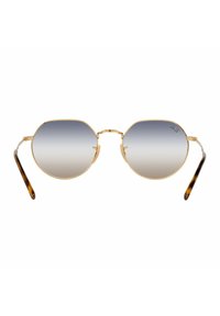 Gafas de sol con montura de metal dorado y lentes octagonales, con tinte gris degradado. Las patillas tienen un patrón de carey, combinando tonalidades ámbar.