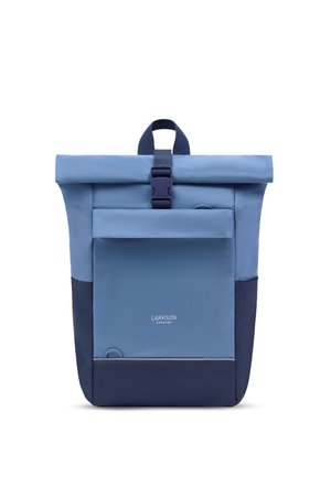 Blauwe rugzak met oprolbare bovenkant, voorvak, zwarte gesp aan de riem, zijvakken en het logo "Larkson Hamburg" in het midden van het voorvak.