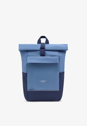 Niebieski plecak z kieszenią z przodu, czarną klamrą na pasku, bocznymi kieszeniami oraz logo "Larkson Hamburg" umieszczonym centralnie na przedniej kieszeni.