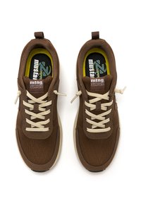 Zapatillas de malla marrones con cordones crema, un collar acolchado y un upper texturizado. Presenta una suela ligera y una plantilla con la marca.