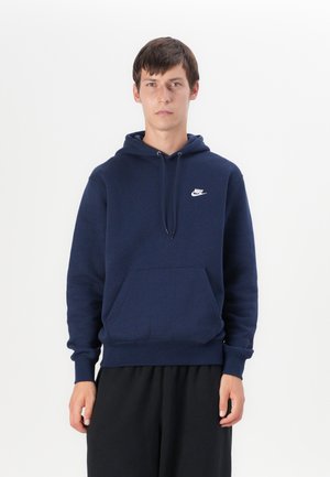Marineblaues Kapuzensweatshirt aus weichem Material, mit einer Vordertasche und einem weißen Nike-Logo auf der Brust. Lange Ärmel mit gerippten Bündchen.