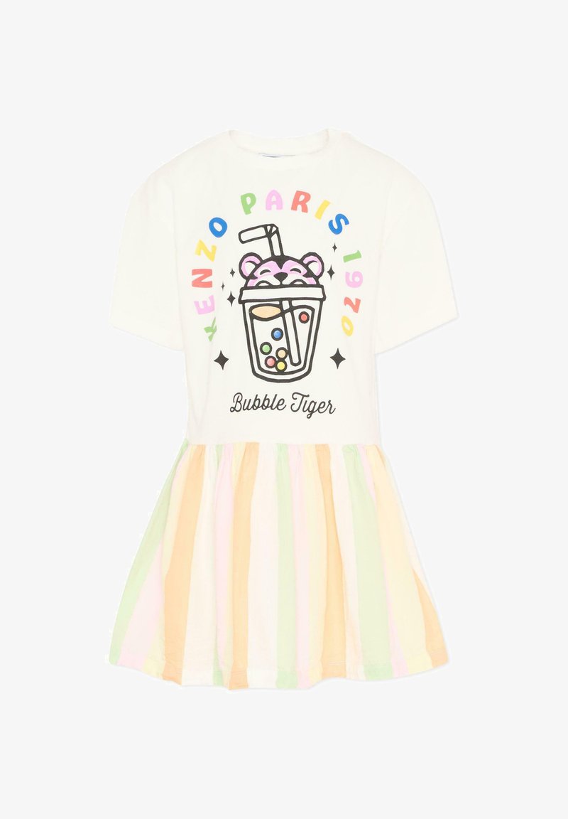 Robe blanche à manches courtes avec texte coloré "Kenzo Paris 1970", graphique de bubble tea avec visage de tigre et jupe rayée pastel.