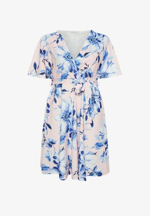 Roze wikkeljurk met korte vlindermouwen en blauwe bloemenprint, tailleceintuur, knielengte, lichtgewicht stof.