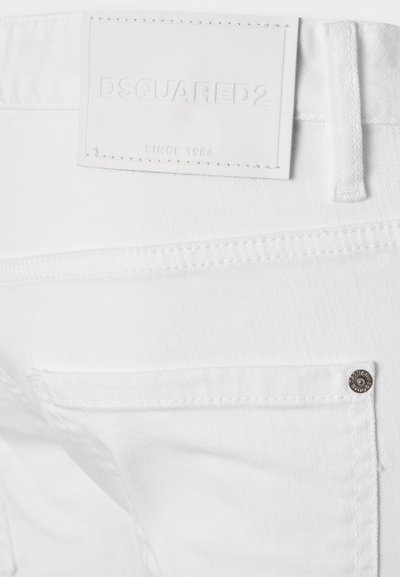 Άσπρο τζιν από τζιν με μια ξεχωριστή δερμάτινη ετικέτα με ανάγλυφη την επιγραφή "DSQUARED2" και μεταλλικό τρουκ στο πίσω τσέπη.