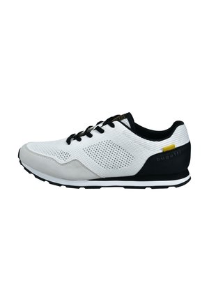 Weißer Sportschuh mit Obermaterial aus Mesh, grauen Wildlederakzenten, schwarzer Sohle und Schnürsenkeln. Verfügt über ein dezentes Logo an der Ferse und gelbe Details.