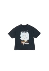 Camiseta negra de manga corta con un estampado gráfico que muestra nubes y un paisaje. El material parece ser algodón y tiene un corte relajado.