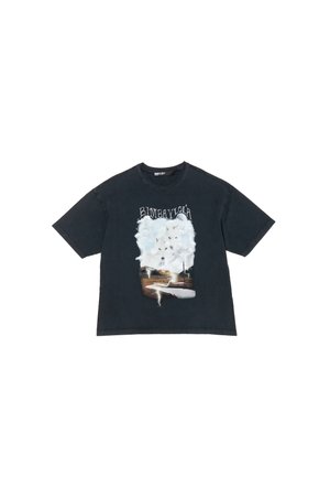 Camiseta negra de manga corta con un estampado gráfico que muestra nubes y un paisaje. El material parece ser algodón y tiene un corte relajado.