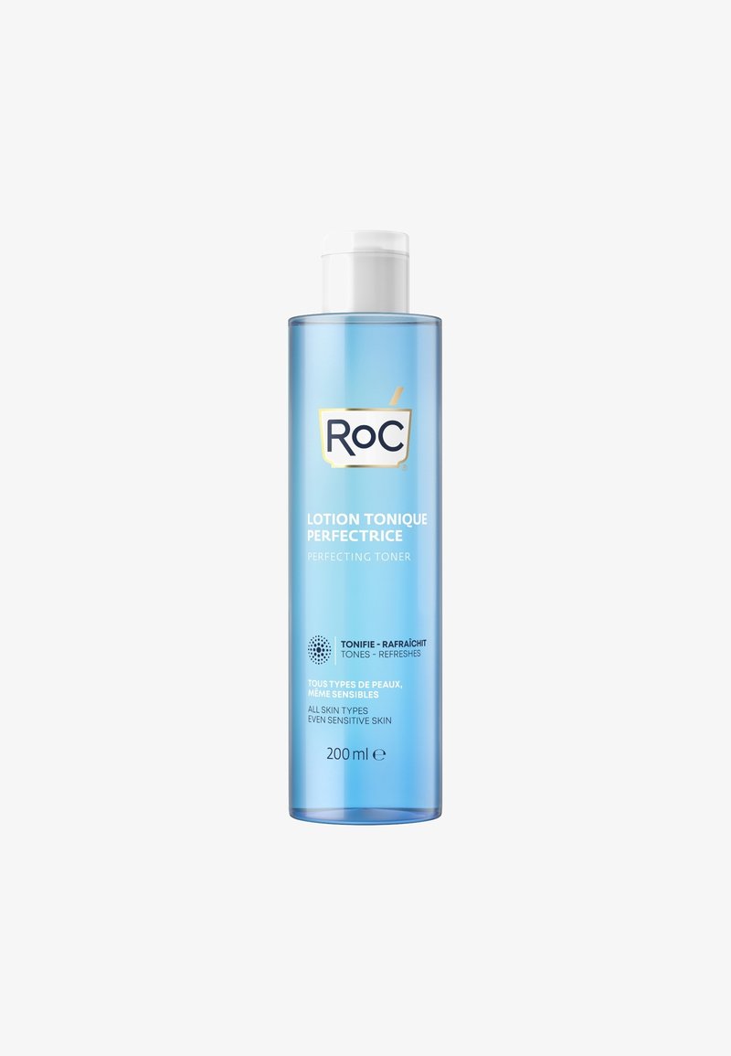 Transparante plastic fles met een witte dop; blauwe vloeistof binnenin. Het etiket bevat het "RoC" logo, productnaam, volume en meertalige tekst over huidtypes.