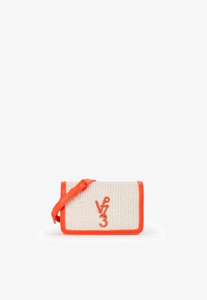 Sac bandoulière beige tissé avec garniture en cuir orange et sangle réglable, avec logo orange "Vf 3" sur le rabat avant.