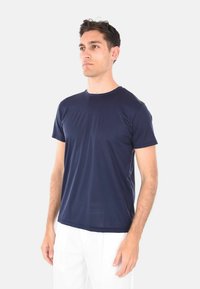 T-shirt a maniche corte blu navy realizzato in tessuto morbido, con scollatura rotonda e vestibilità comoda. Presenta un design semplice e senza cuciture.