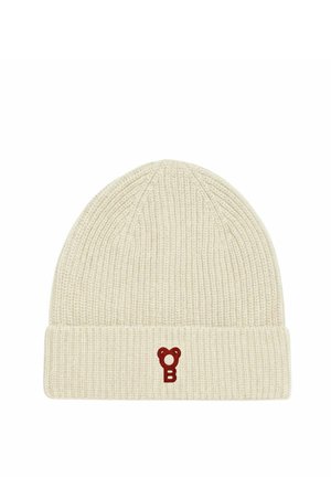 Bonnet en tricot couleur crème avec bord replié et petit logo rouge représentant un ours et la lettre B à l'avant.