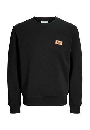Sort langærmet crewneck sweatshirt med ribstrikkede manchetter og kant, med et lille orange Jack & Jones logo på venstre bryst.
