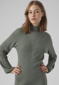 Vero Moda VMRAINA ABOVE KNEE - Robe pull - laurel wreath