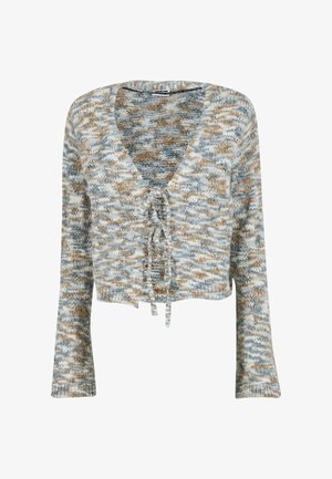 Maglione accorciato con maniche lunghe, presenta un collo a V e un dettaglio con nodo frontale. Realizzato in filato testurizzato nei toni del blu, grigio e beige.